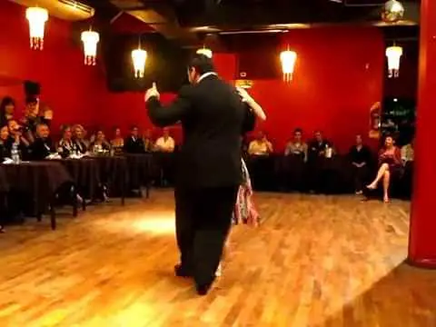 Video thumbnail for Leo Ortiz & Carla Rossi @ Milonga Solidaria ~ El Beso