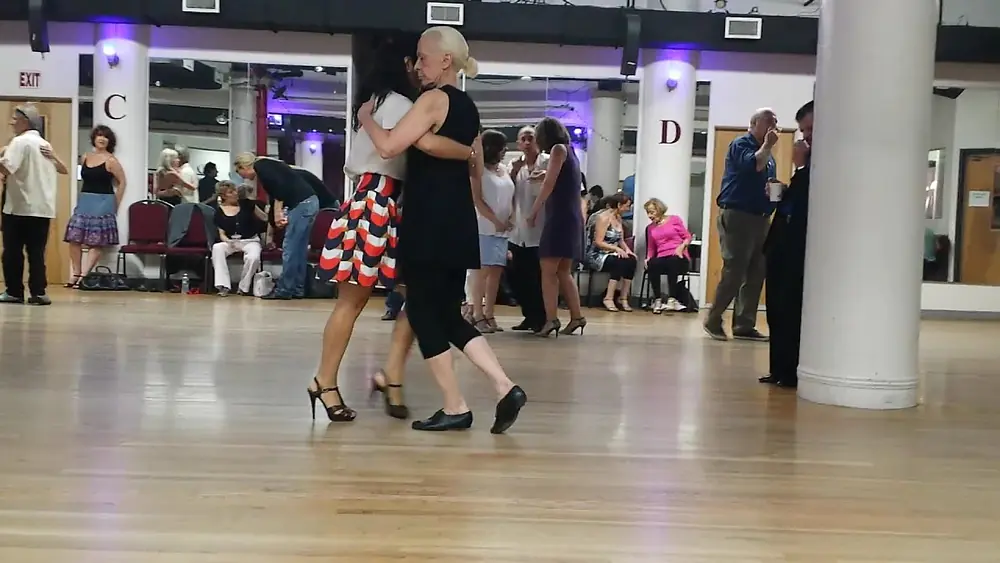 Video thumbnail for Argentine tango Práctica: Mariela Franganillo - La Viruta