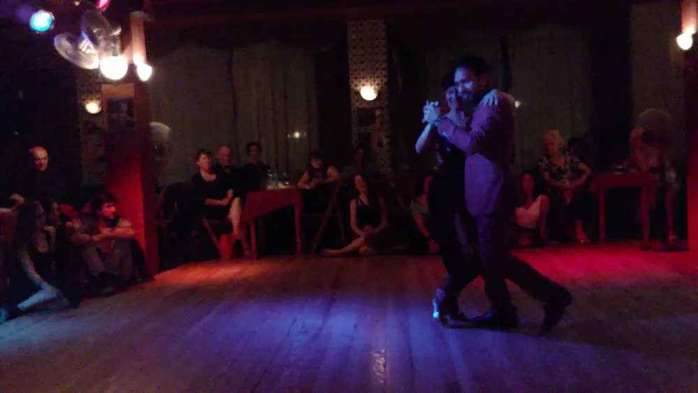 Video thumbnail for Mariela Sametband y Guille "peque" Barrionuevo. Milonga Mandinga. Uruguay 2019 2/4