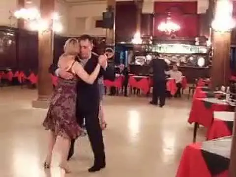 Video thumbnail for Isabella Szymonowicz y Claudio Strang bailan  tango en Confitería Ideal, Buenos Aires.