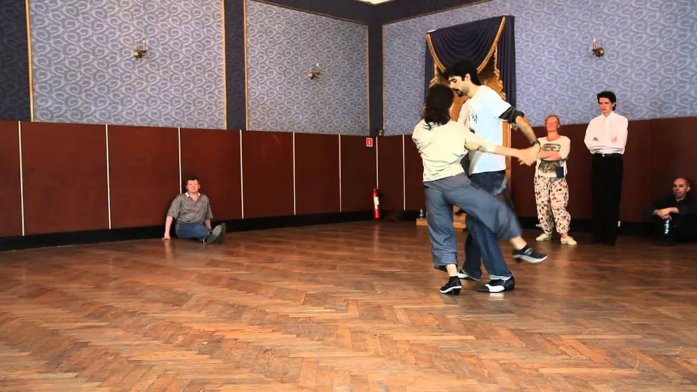 Video thumbnail for Class colgada, adornos, sacadas y giro. Dana Frigoli y Adrian Ferreyra. Nevskaya milonga 2011.