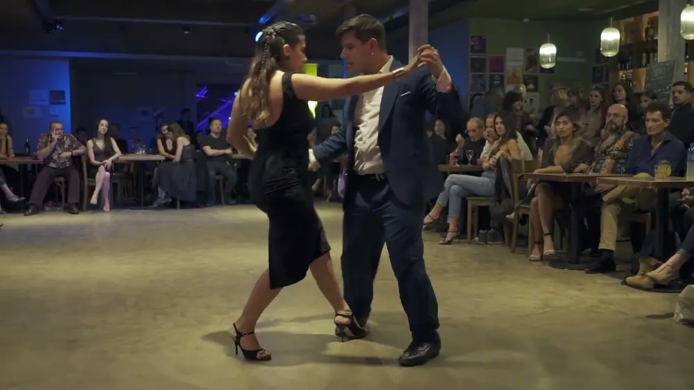 Video thumbnail for FATI CARACOCH & BRENNO MARQUES - Tu, EN VIVO: Roberto Minondi. Milonga "Muy Martes"