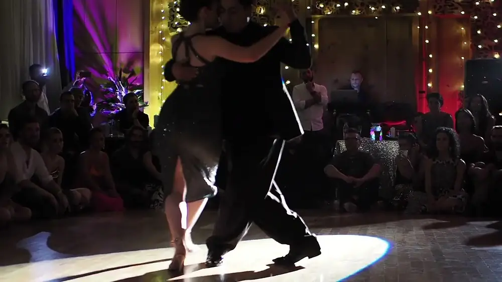 Video thumbnail for Carlitos Espinoza & Agustina Piaggio 1/5