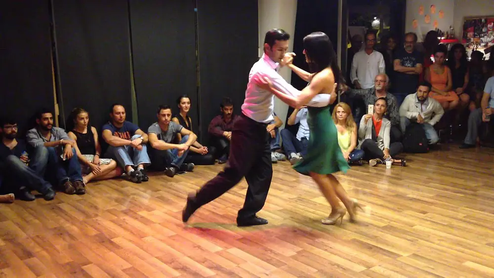 Video thumbnail for Pelin & Miguel Calvo - Tango improvisation: "El Puntazo" (Juan D' Arienzo)