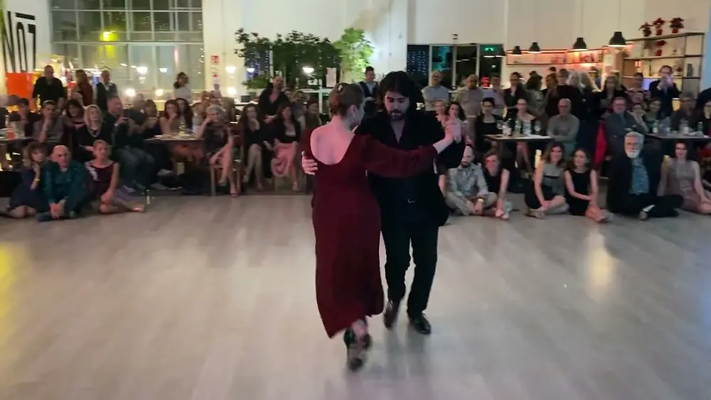 Video thumbnail for Fernando Sanchèz y Ariadna Naveira  -  Cuatro Palabras  - Juan D'Arienzo