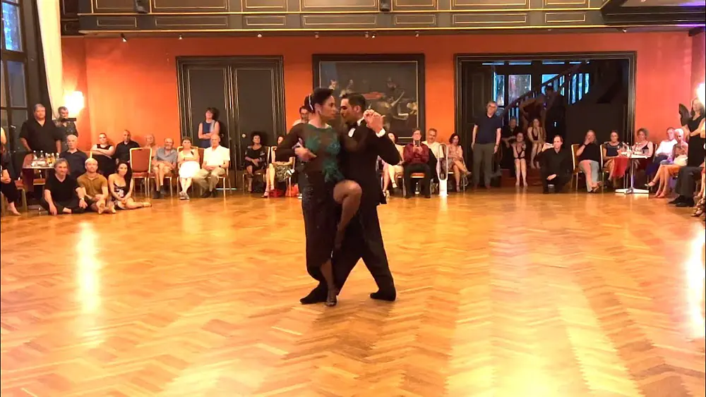 Video thumbnail for Tanya Gutierrez y Sebastian Avendano - A los Amigos