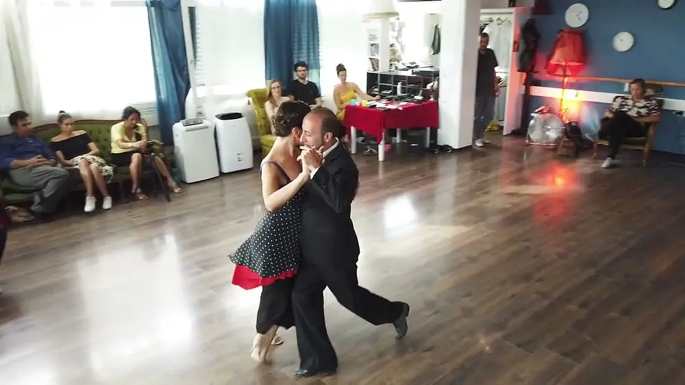 Video thumbnail for Analia Vega & Marcelo Varela dance Carlos Di Sarli's Tenia que suceder