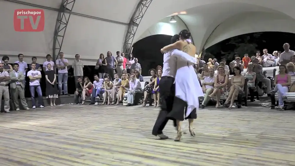 Video thumbnail for Ozgur Demir & Mila Vigdorova, Russia, Moscow, Milonga in "Ekaterina's Garden", 12.06.2010  (3)