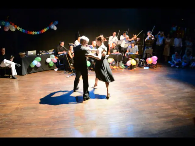 Video thumbnail for Ezequiel y María Antonieta con la Orquesta Social del Tango. "Shusheta"