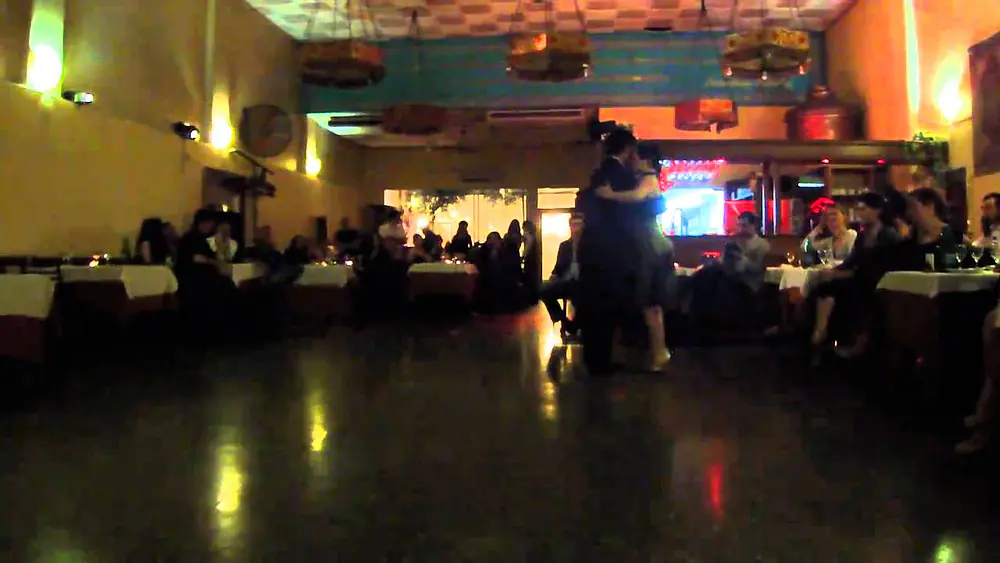 Video thumbnail for en la milonga LOCA! (03.Oct.2010) - Aldana Silveyra y Alejandro Berón 2/3