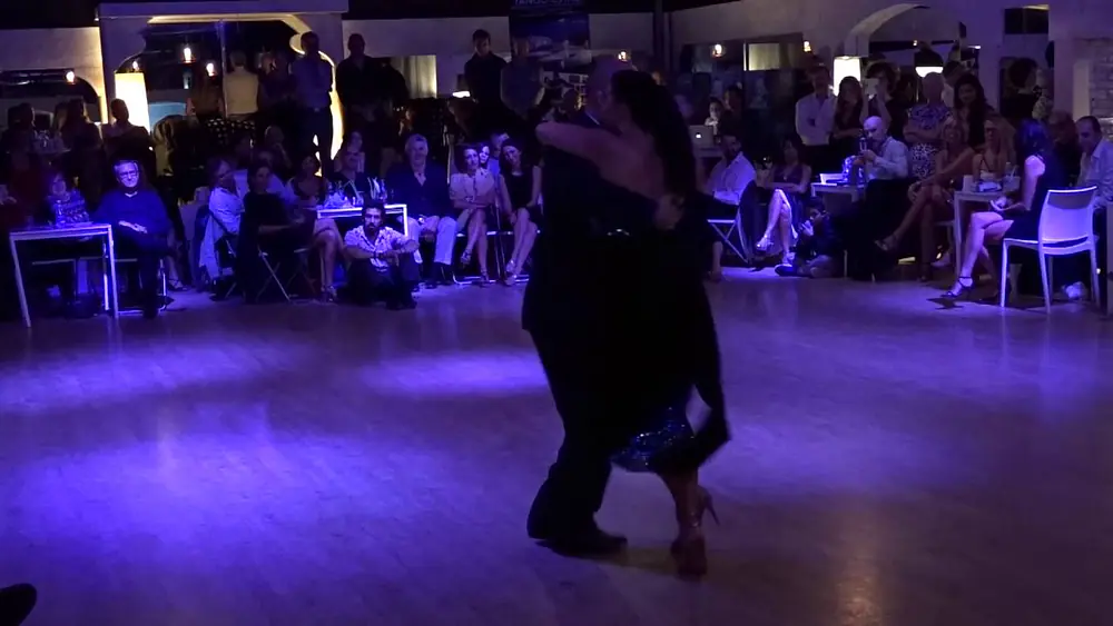 Video thumbnail for Diego Benavidez e Natasha Agudelo - Milonga del Barrio - 21.10.2016 (3/4)