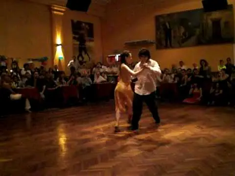 Video thumbnail for Federico Navera y Ines Muzopappa Vals performance en Milonga Parakultural Salon Canning gen-09