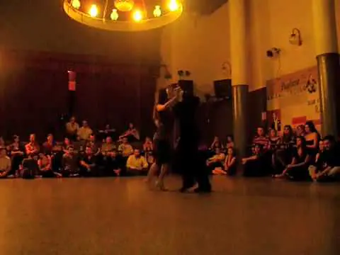 Video thumbnail for Guillermo Cerneaz & Paula Rampini bailando un Vals en Villa Malcom