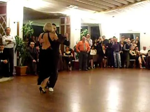 Video thumbnail for Cesar Agazzi y Virginia Uva bailan soñar y nada mas _ milonga imperial (Bari,Italia)