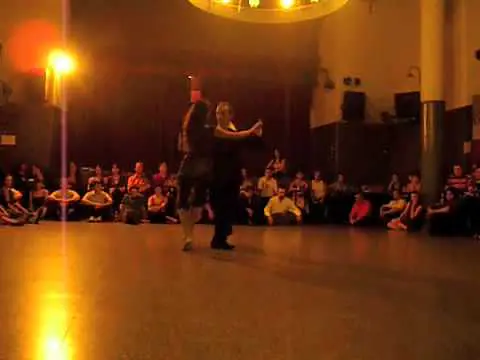 Video thumbnail for Guillermo Cerneaz & Paula Rampini bailando un Tango en Villa Malcom