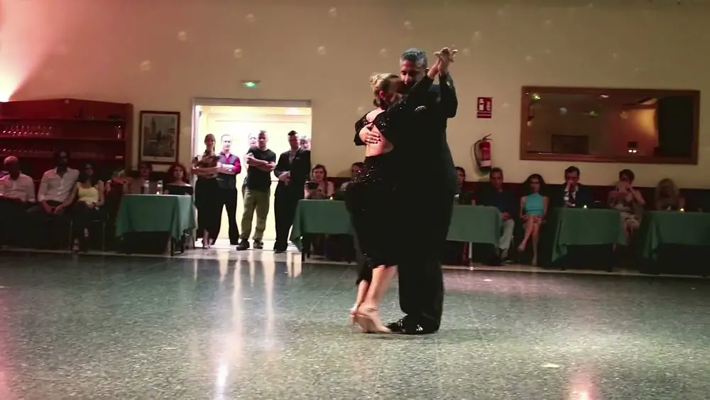 Video thumbnail for Roberto Zuccarino y Virginia Pandolfi - Milonga del 83 (Orquesta de Juan D'Arienzo)