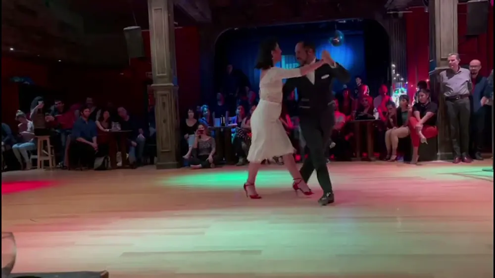 Video thumbnail for Frank Obregon y Majo Garces bailan el Vals Pobre Flor en Muy Lunes