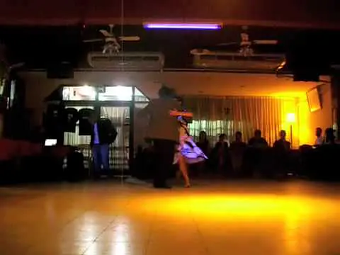 Video thumbnail for Federico Naveira & Inés Muzzopappa bailando un Vals en "Milonga 10" (Buenos Aires)