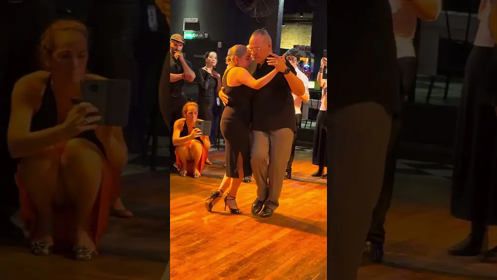 Video thumbnail for Tango lessons: Pancho Martínez Pey & Carolina Couto. La del Centro. Salón Marabú. 12/27/2023