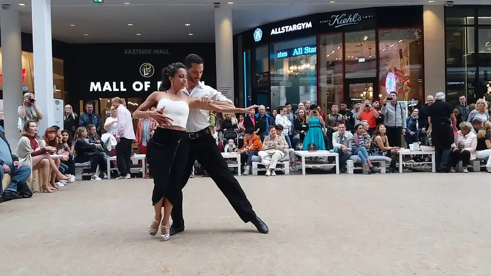 Video thumbnail for Juliana Aparicio & Santiago Hernandez at Mall of Berlin 2017