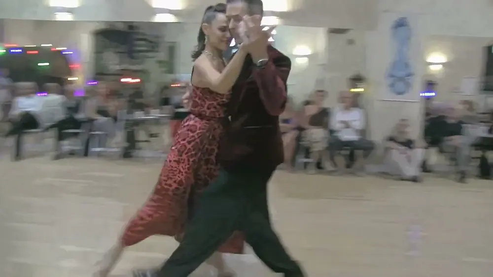 Video thumbnail for Michael Nadtochi et Elvira Lambo dansent sur la valse Cuatro Palabras