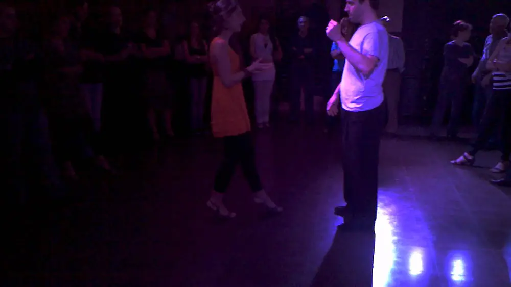 Video thumbnail for Hernán Prieto y Daniela Roig, clase de tango en La Viruta (01-09-2011)