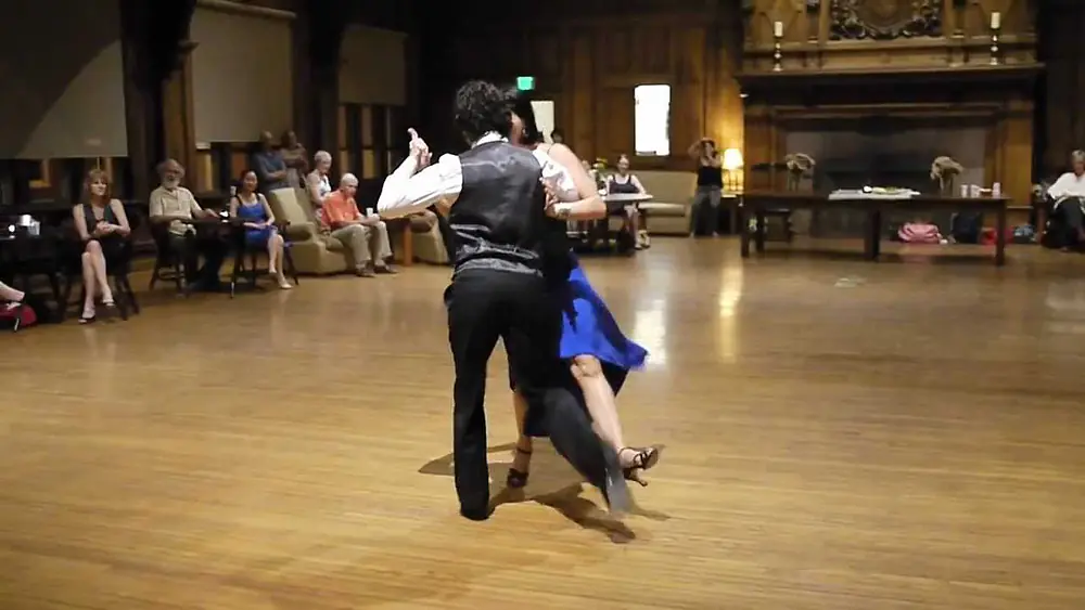 Video thumbnail for Fernanda Ghi y Guillermo Merlo dancing to "Milongeando en el 40"