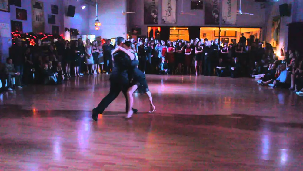 Video thumbnail for Claudio Forte e Barbara Carpino - Christmas Milonga Siracusa 23-12-2015 (1)