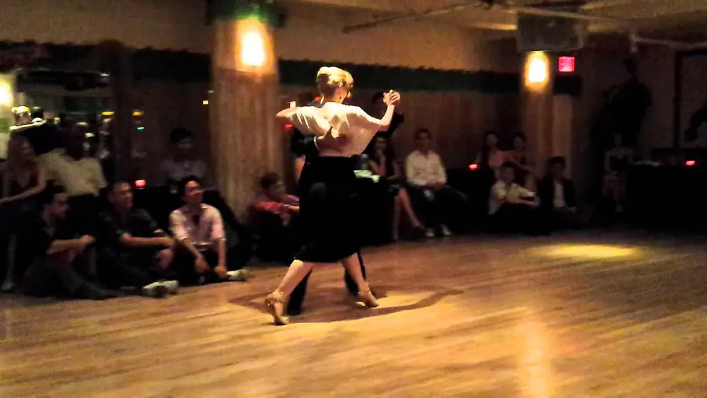 Video thumbnail for Argentine tango: Claudio Villagra and Helena Fernandez - Ilusion azul