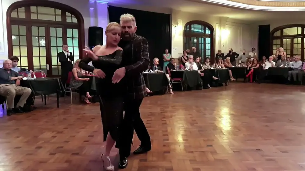 Video thumbnail for Claudio González y Aurora Lubiz bailan Si sos brujo