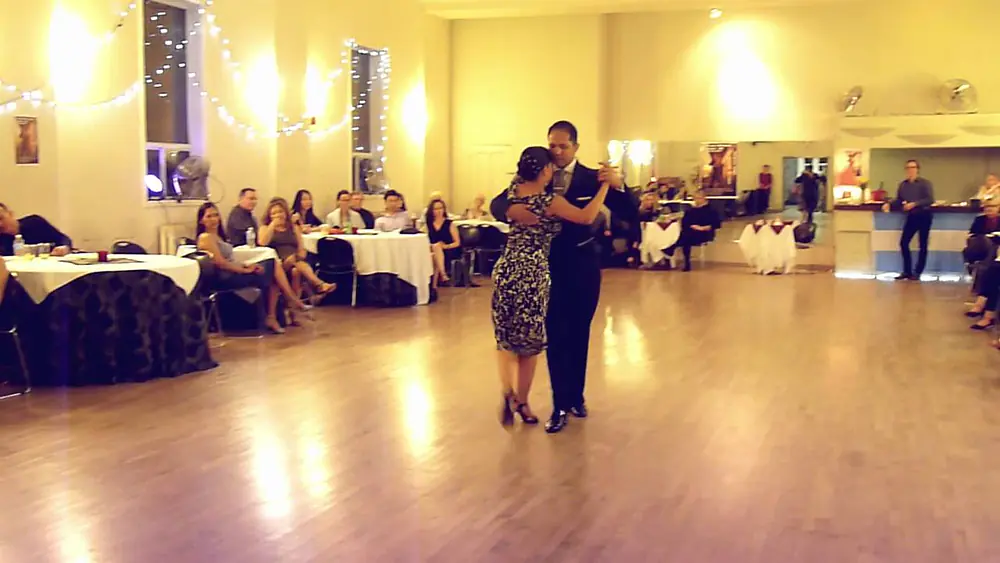 Video thumbnail for Frank Obregon & Jenny Gil bailan el Tango Pocas Palabras en Toronto - Canada