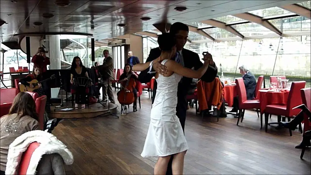 Video thumbnail for Florencia Labiano & Hernan Rodriguez  Bateaux Mouches - TANGO BIEN - Paris.