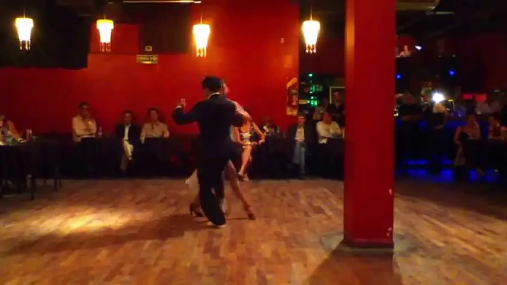 Video thumbnail for Bailaron Cinthia Diaz & Bruno Mayo, en la milonga de los domingos El Beso. Part. 2 - 17/05/15