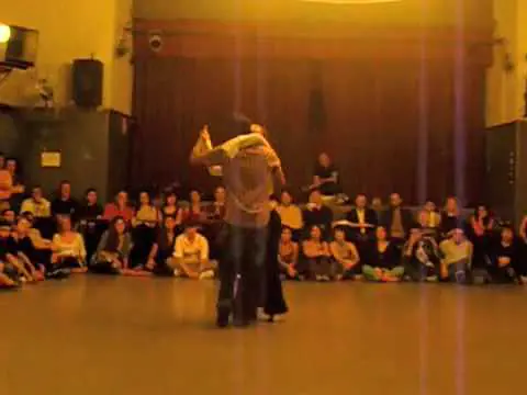 Video thumbnail for Santiago Dorkas & Cecilia García bailando tango en TangoCool (Buenos Aires)