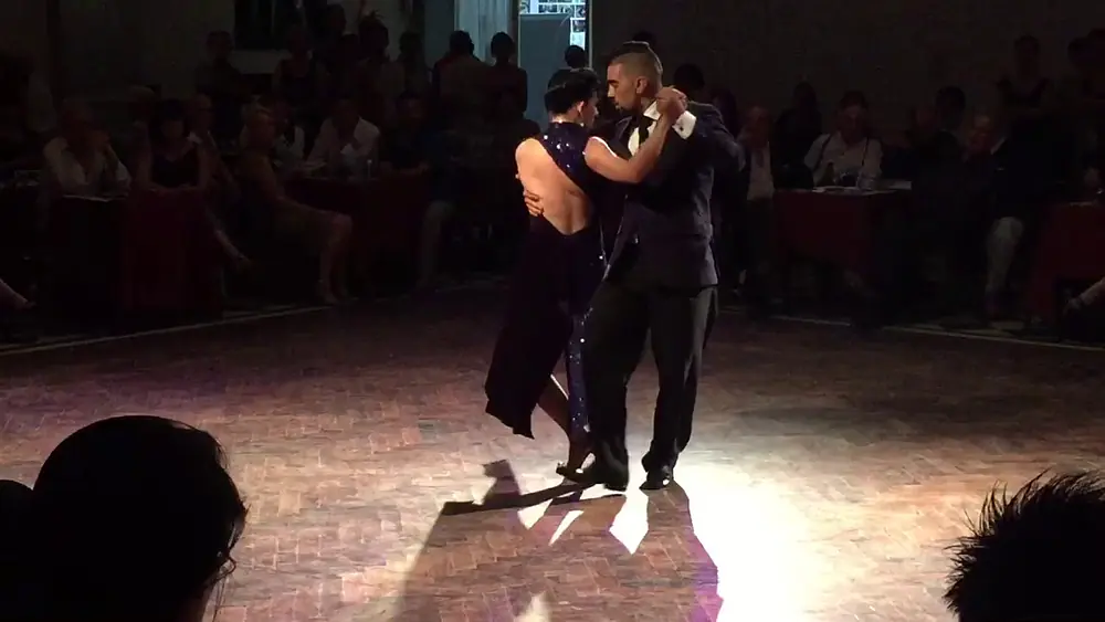 Video thumbnail for Fernando Carrasco y Jimena Hoeffner bailan un Tango