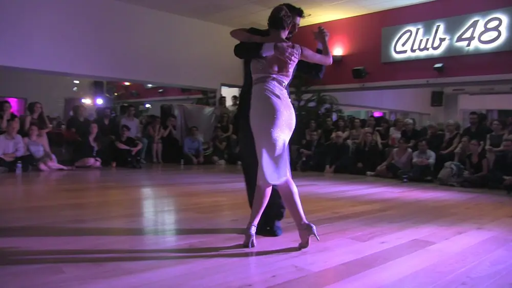 Video thumbnail for Natacha Lockwood et Andrés Molina dansent sur le tango Desencuentro