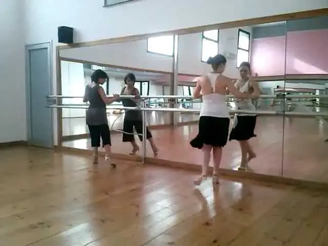 Video thumbnail for Paola Conventi e Luciana Muzio. Adornos de tango para mujeres _2