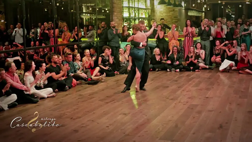 Video thumbnail for Beata Maia Gellert & Łukasz Wiśniewski - Milonga Cascabelito (2/4)