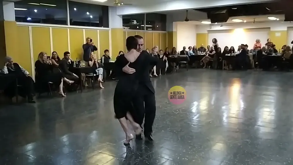 Video thumbnail for Claudia Codega y Esteban Moreno  - Milonga Gente Amiga - 28/ABR/2024 (3/3)