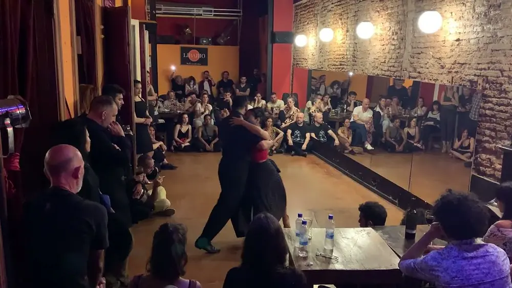 Video thumbnail for La Cachivacheria Milonga - bailan Corina Herrera y Seba Fernandez - Tango demo