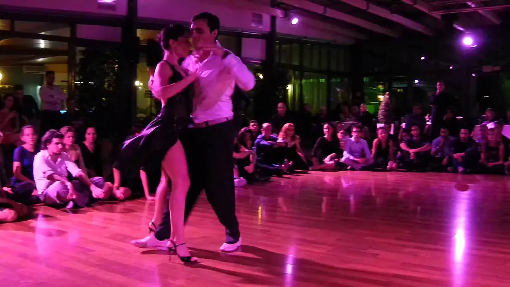 Video thumbnail for Esibizione di Eloy Souto & Laura Elizondo al Milonga LoS PeBeTeS - (SA)