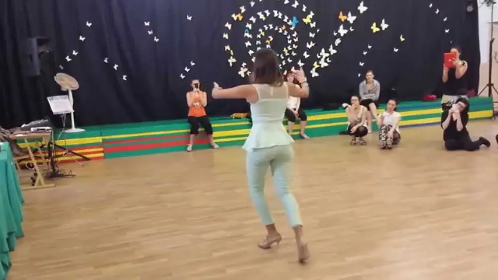 Video thumbnail for Roxana Suarez - Women's technique, argentine tango lesson (2014 Riga Tango Fiesta, LV)