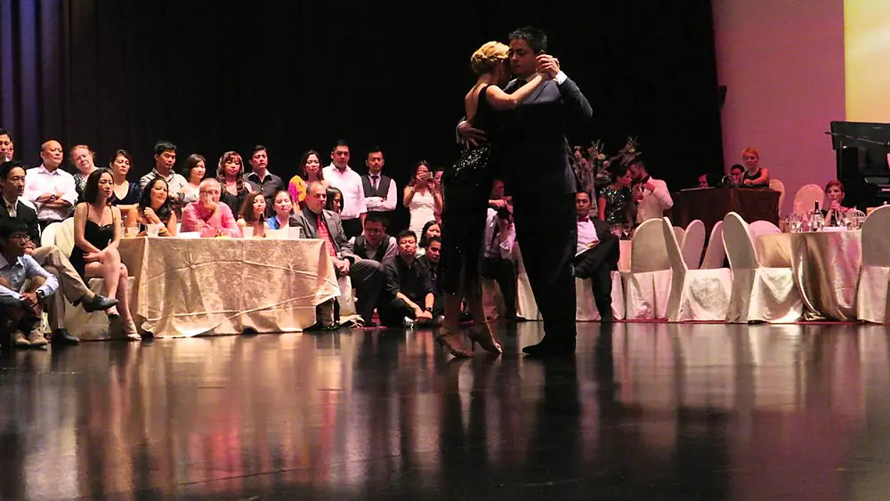 Video thumbnail for Carlitos Espinoza y Noelia Hurtado 1/2 - 2015 Singapore tango festival