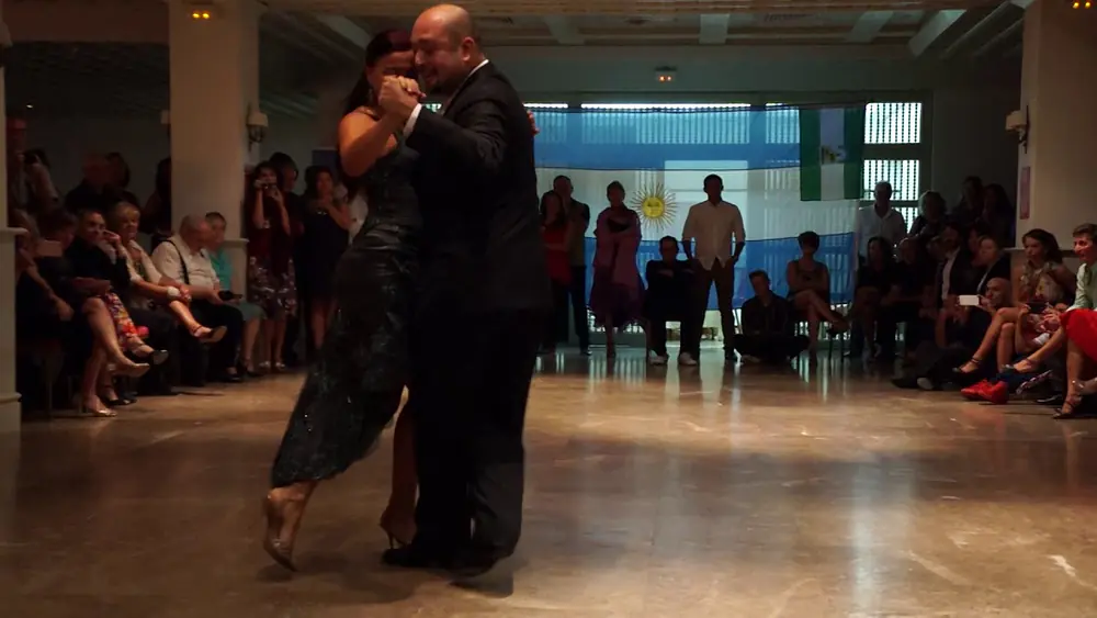 Video thumbnail for Diego Benavidez y Natasha Agudelo - "Varón"