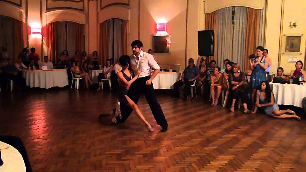 Video thumbnail for Cristian Correa y Sabrina Amuchástegui bailan en Milonga La Sooocial