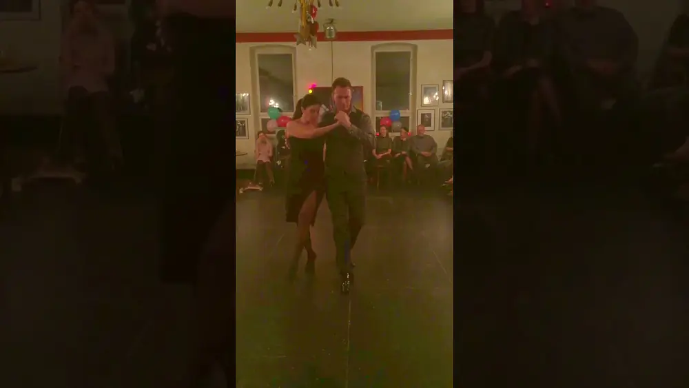Video thumbnail for Kersten y Ruth bailan un tango „La Revancha“ de Osvaldo Pugliese