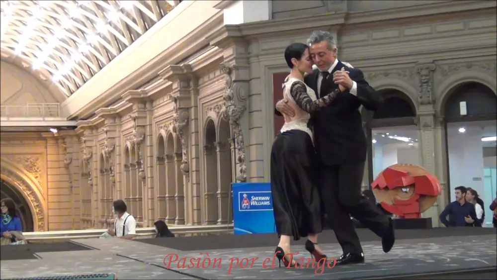 Video thumbnail for JIMENA SALZMAN y FERNANDO GORDILLO Bailando el Tango PACIENCIA en C. C. BORGES GALERIAS PACIFICO