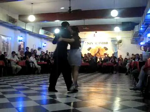 Video thumbnail for M. Florencia Labiano & Hernan A. Rodriguez - Sin Rumbo - 1 Tango (cumple de hernan)