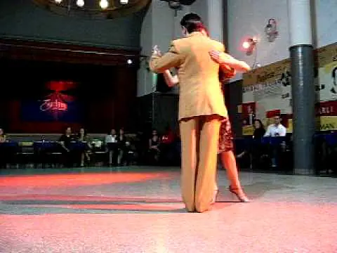 Video thumbnail for Paola Tacchetti y Alejandro Hermida - EnClave Tango 17.10.2009 01/04