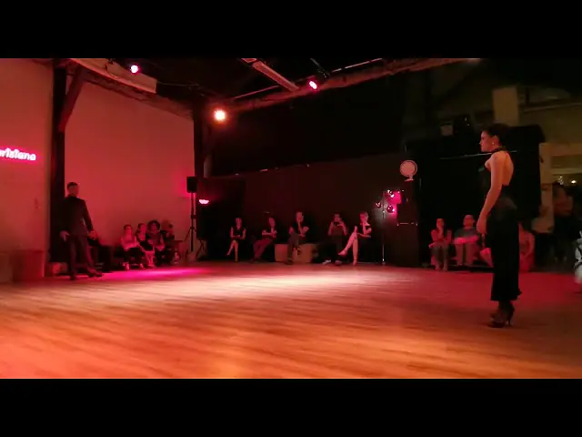 Video thumbnail for Clara Silveira y David Samaniego en La Parisiana